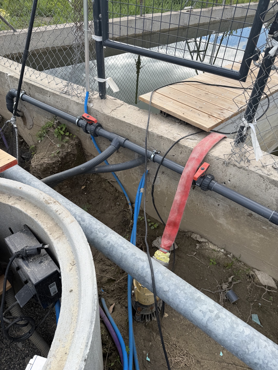 Leitungen am Becken