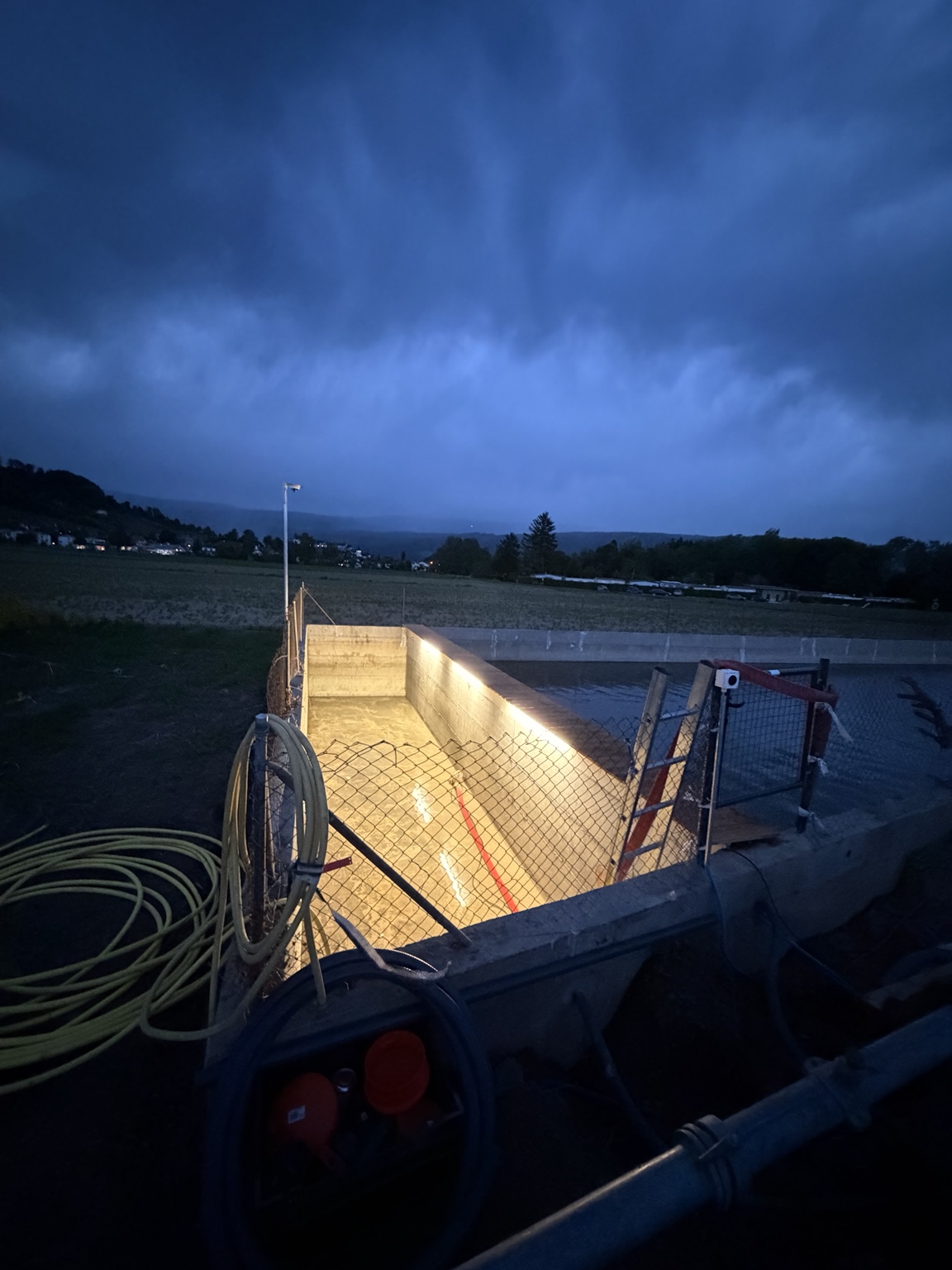 Becken im Abendlicht